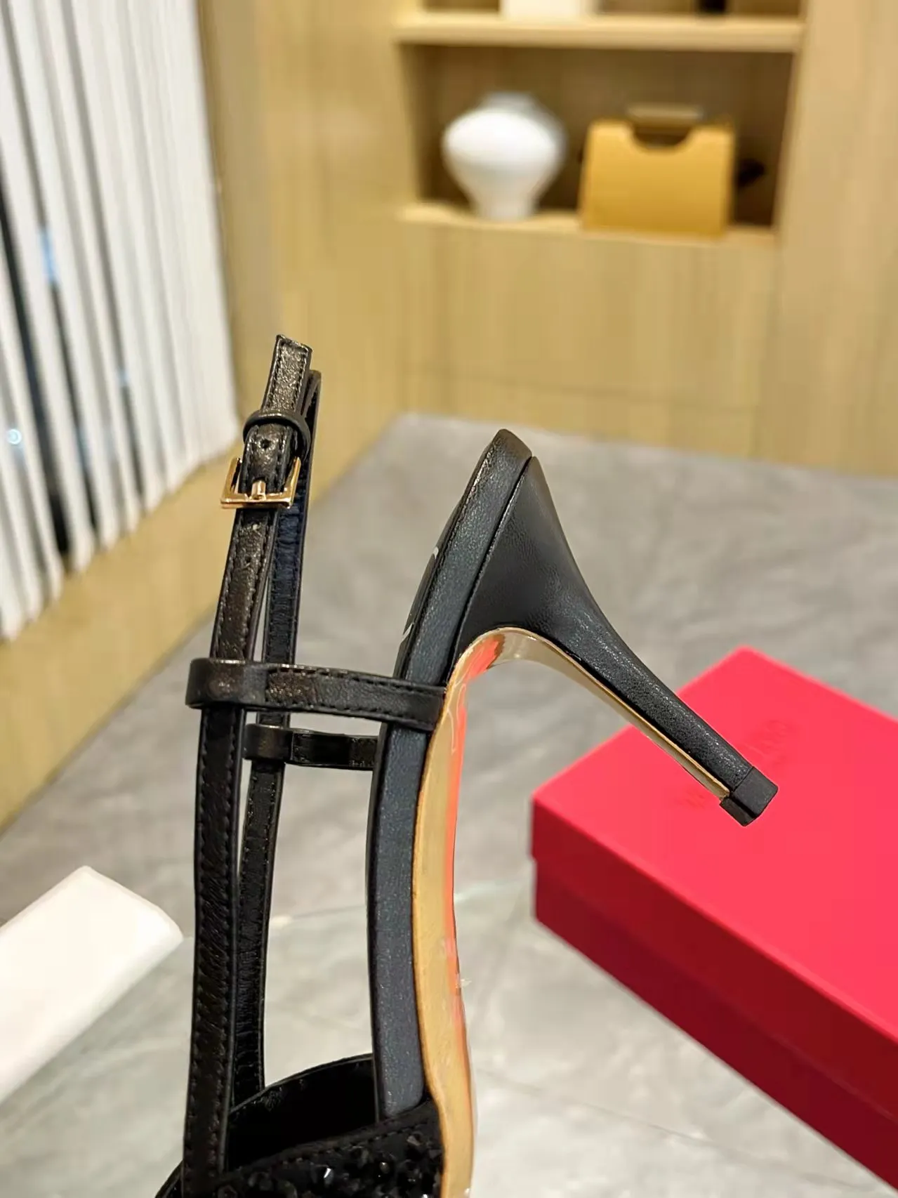 👟👟Ex-factory price 440👟👟 Genuine leather sole + 40 Kloesch diamond buckle Valentino.Valentino big v buckle single shoes ㊙️Latest series of counter genuine version with perfect details. Authentic products are made one to one. All details are consistent with genuine ones. The upper foot is very pedicure type. The key point is that it is very good and easy to control. It does not wear the feet and does not tire the feet. It is a walking artifact. The last shape is completely compared to the counter. The details are perfect. It is impossible to make such an exquisite product without the original version. Exclusive molded brass color. The highest version on the market. Fabric: imported sheepskin, lining and foot pads are all sheepskin. Color: 13 colors available. Sizes (34 to 42). Customized size 34 and 42. Non-returnable and non-exchangeable. Heel height: 7CM. Rubber sole. Genuine leather sole +40